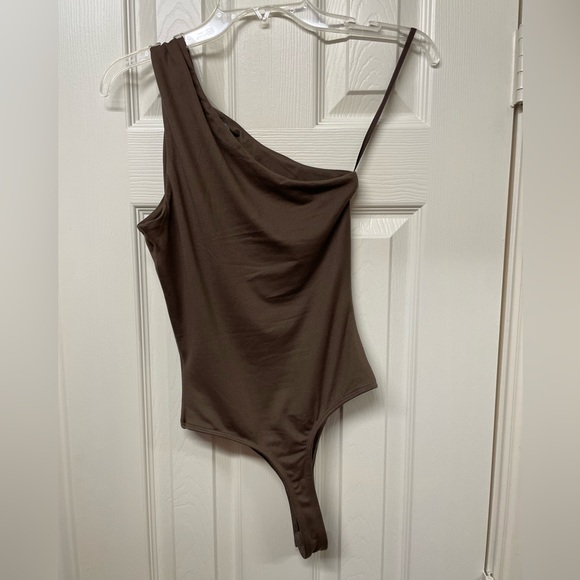 NWT JLUXLABLE one shoulder keyhole bodysuit - Picture 4 of 5